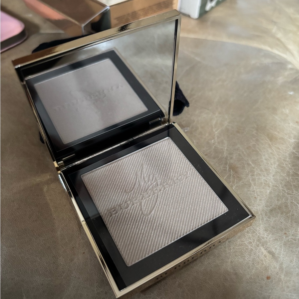 Burberry Gold Glow Fragranced Luminising Powder - Picture 6 of 6